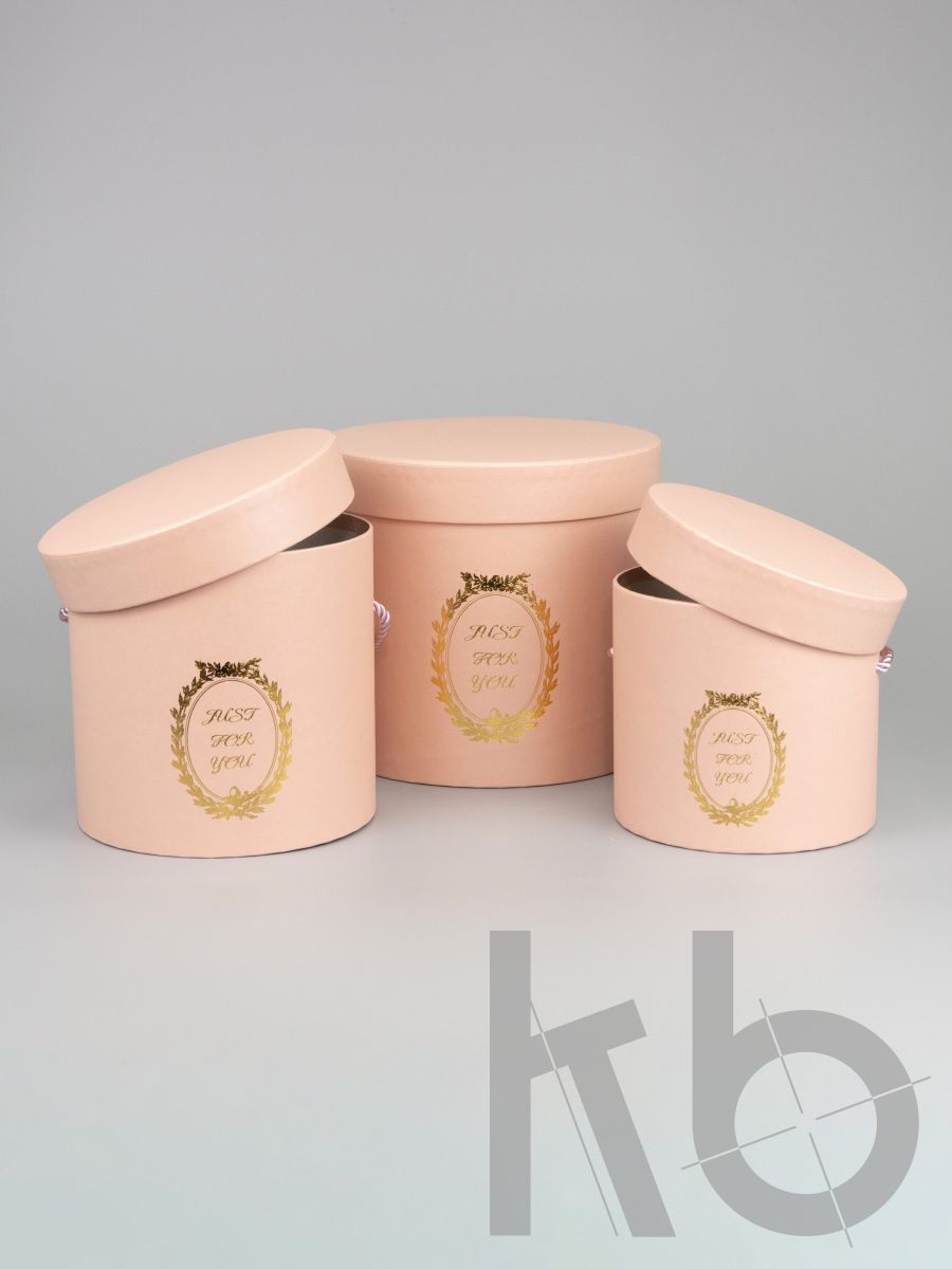 Круглая коробка с тиснением из кремовой металлизированной бумаги