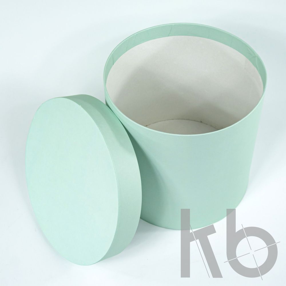 Круглая кашированная коробка бледно-зеленая с крышкой