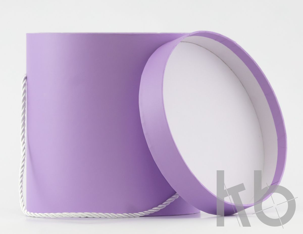 Коробка круглая кашированная, сиреневая с ручкой