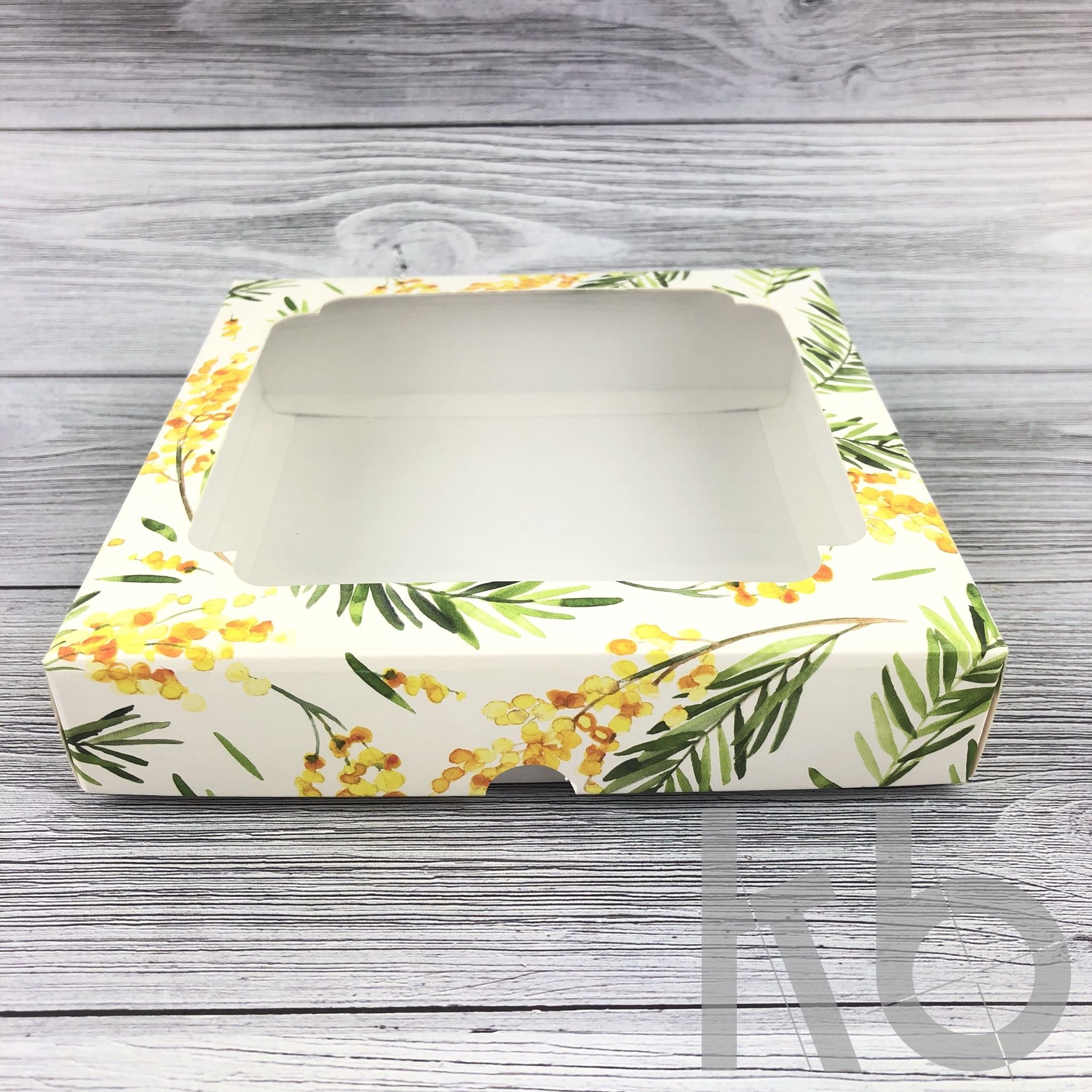 Картонная коробка с печатью и окном на крышке