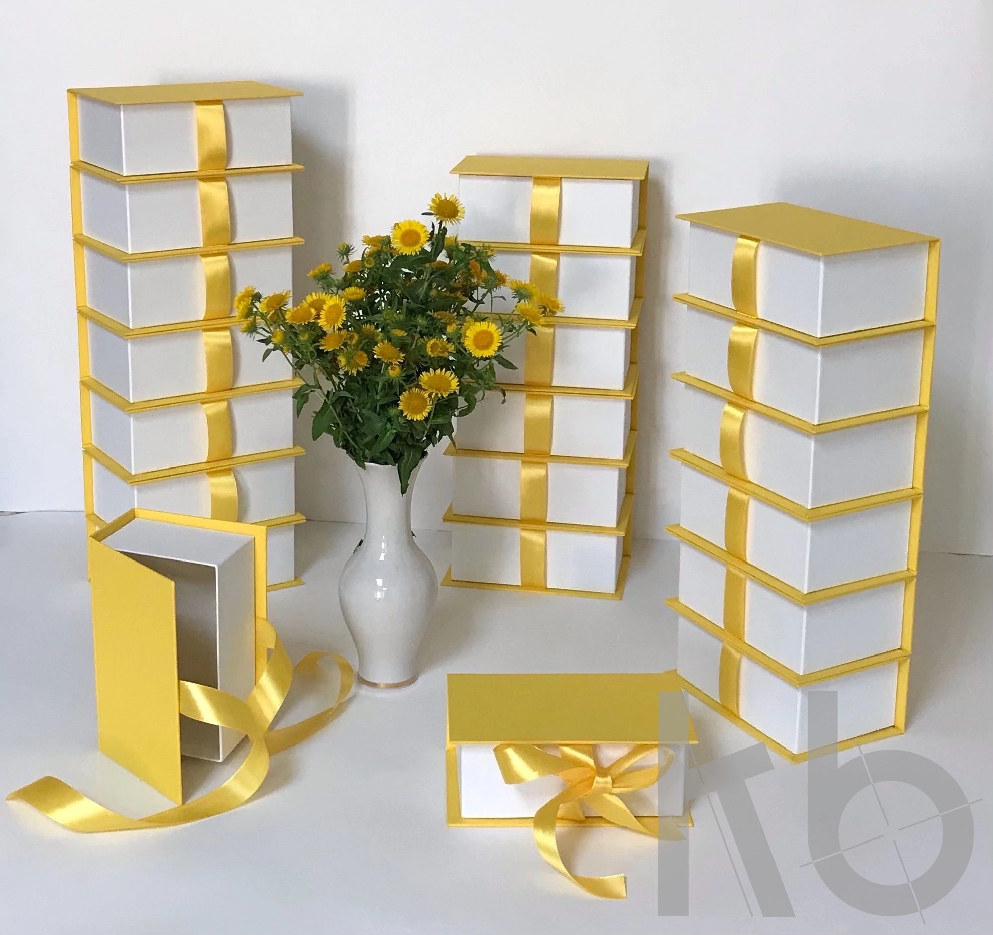 Коробка с золотой лентой