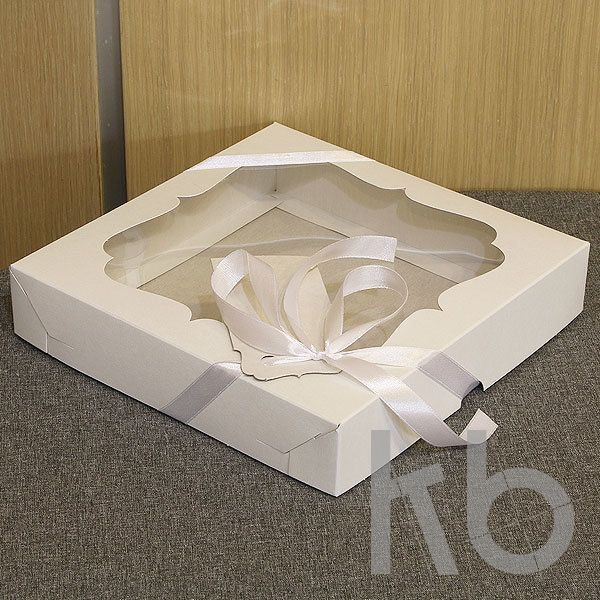 Коробка белая с окном на крышке и бантом