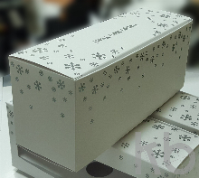 Коробка под 3 шара 80 мм в ряд с окошком белая